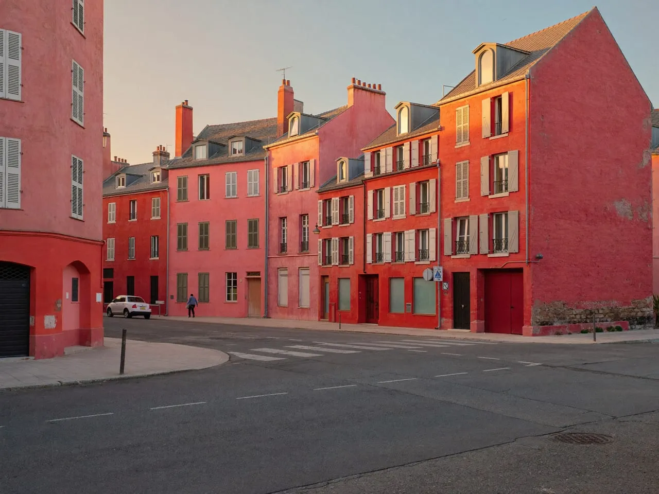 Rue résidentielle de Toulouse bordée de maisons en brique foraine, la ville rose